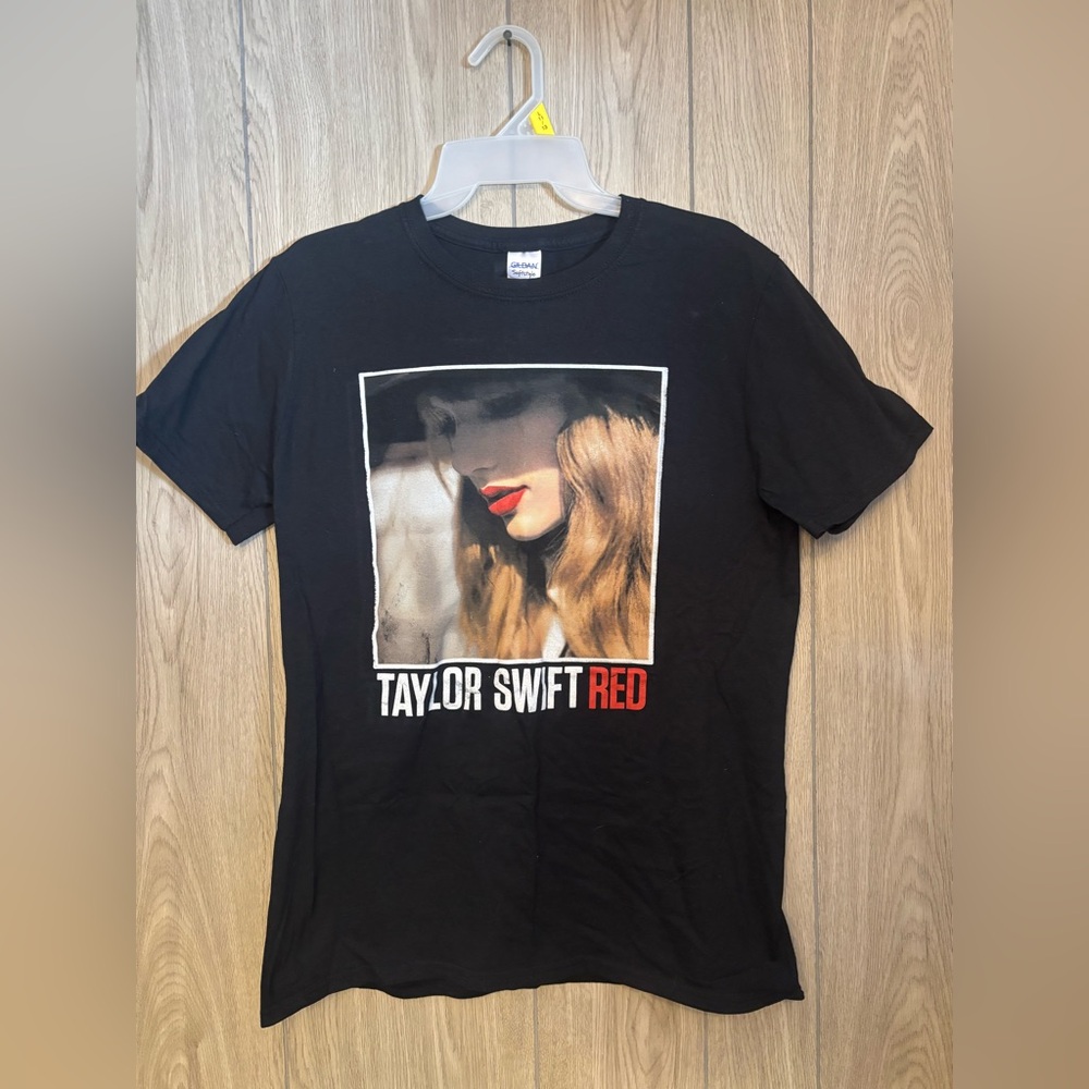 Gildan Black Taylor Swift Graphic Tee